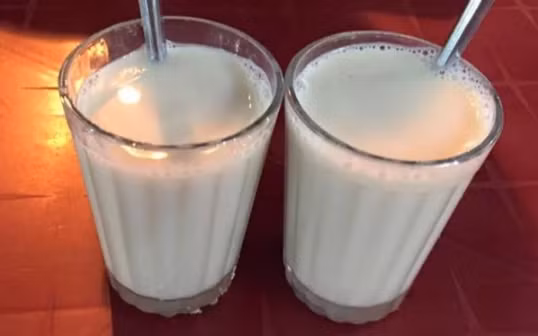 Sữa đậu nành, rất dễ dàng rồi bạn hoàn toàn có thể đi mua ngoài siêu thị, tạp hóa hoặc những quán làm đậu phụ ở chợ. Với lượng lớn phytoestrogen, chất tương tự như hoocmon estrogen giúp nở ngực cùng các vitamin A, B1, B2, D… Sữa đậu nành sẽ giúp bạn ‘nâng ngực’ đơn giản, đẹp mà không cần phẫu thuật. Hãy sử dụng hàng ngày để có tác dụng nhanh nhất.