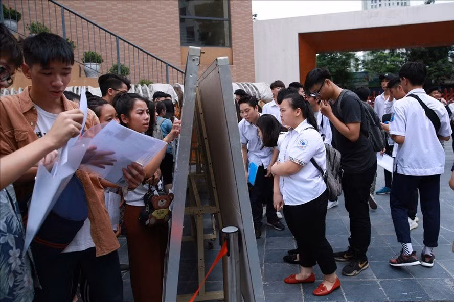 Tra cứu điểm thi tốt nghiệp THPT tại một điểm thi ở Hà Nội. Ảnh: Báo Lao động.