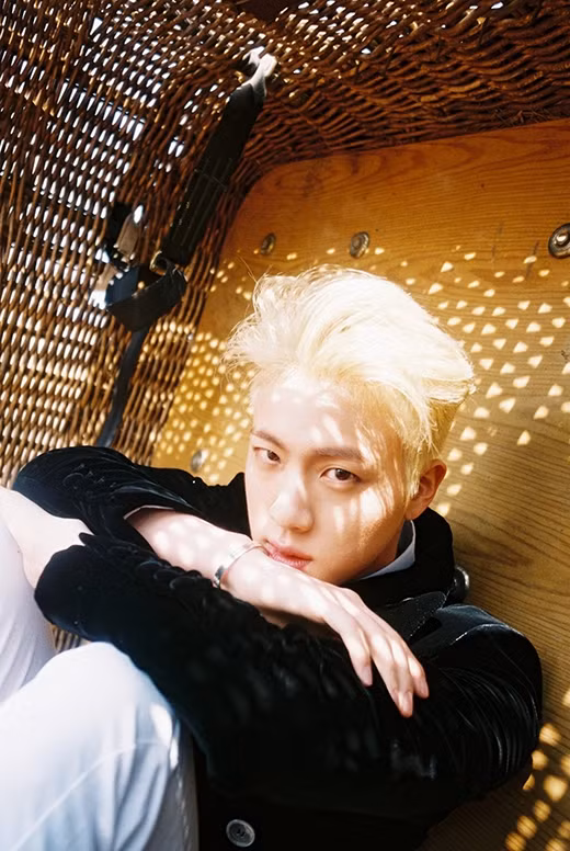 Jin (BTS): Hình tượng của Jin trong The Most Beautiful in Life: Young Forever là một chàng trai tóc bạch kim đã nhận được sự quan tâm rất lớn.