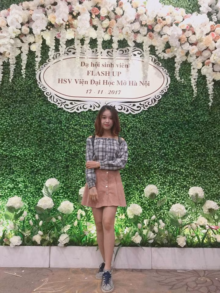 Khi đi dự tiệc, cô nàng cũng chọn trang phục khá khỏe khoắn và nữ tính với áo sơ mi kẻ trễ vai và váy hồng.