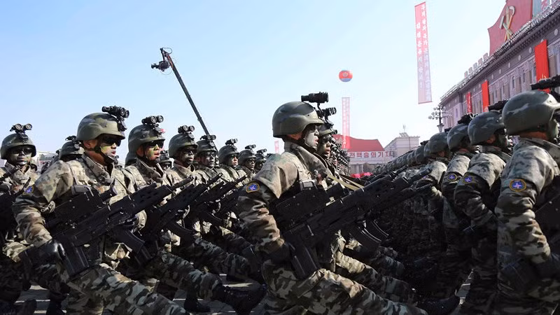 Binh sĩ Triều Tiên hành quân tại lễ duyệt binh hôm 8/2. Ảnh: KCNA
