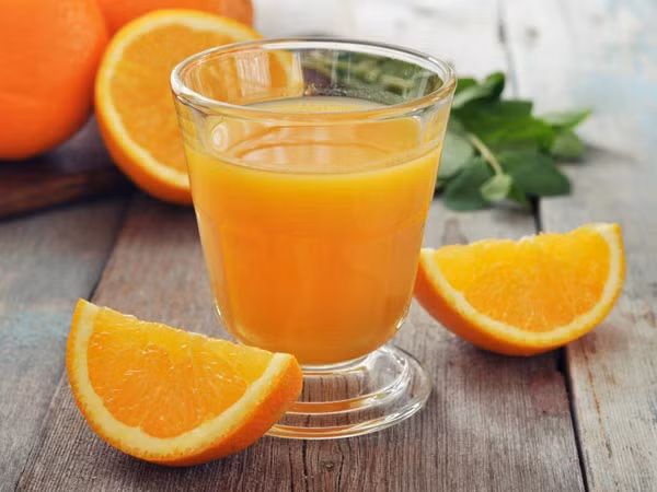 Mọi người thường cho rằng uống một ly nước cam ép tươi sẽ giúp giải rượu. Tuy nhiên, cam chứa đường và có tính axit tự nhiên khi uống có thể kích thích dạ dày ở mức độ lớn, khiến bạn cảm thấy khát. Thay vào đó, bạn nên uống nước để ngăn mất nước.