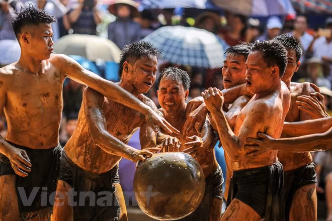 Theo truyền thuyết, lễ hội cầu bùn có từ thời Lý Bôn, Lý Bí đánh đuổi quân Lương (thế kỷ 4-5) gắn với sự tích bốn anh em Trương Hống, Trương Hách, Trương Lừng, Trương Lẫy khi đi qua làng đã chiến thắng lũ quỷ trong trận vật cầu ở đầm lầy. Kể từ đó, hằng năm lũ quỷ phải tham gia hội vật cầu bùn để góp vui cho các vị thần làng. (Ảnh: Minh Sơn/Vietnam+)