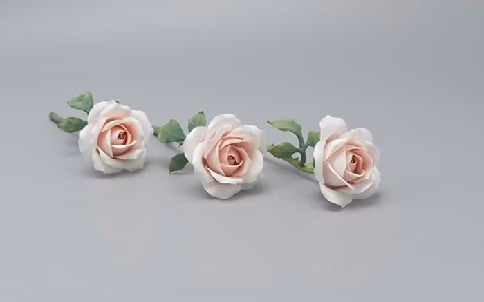 8/3 năm nay, thị trường càng thêm sôi động nhờ sự xuất hiện của sản phẩm độc đáo là hoa hồng sứ. (Ảnh: Zing)
