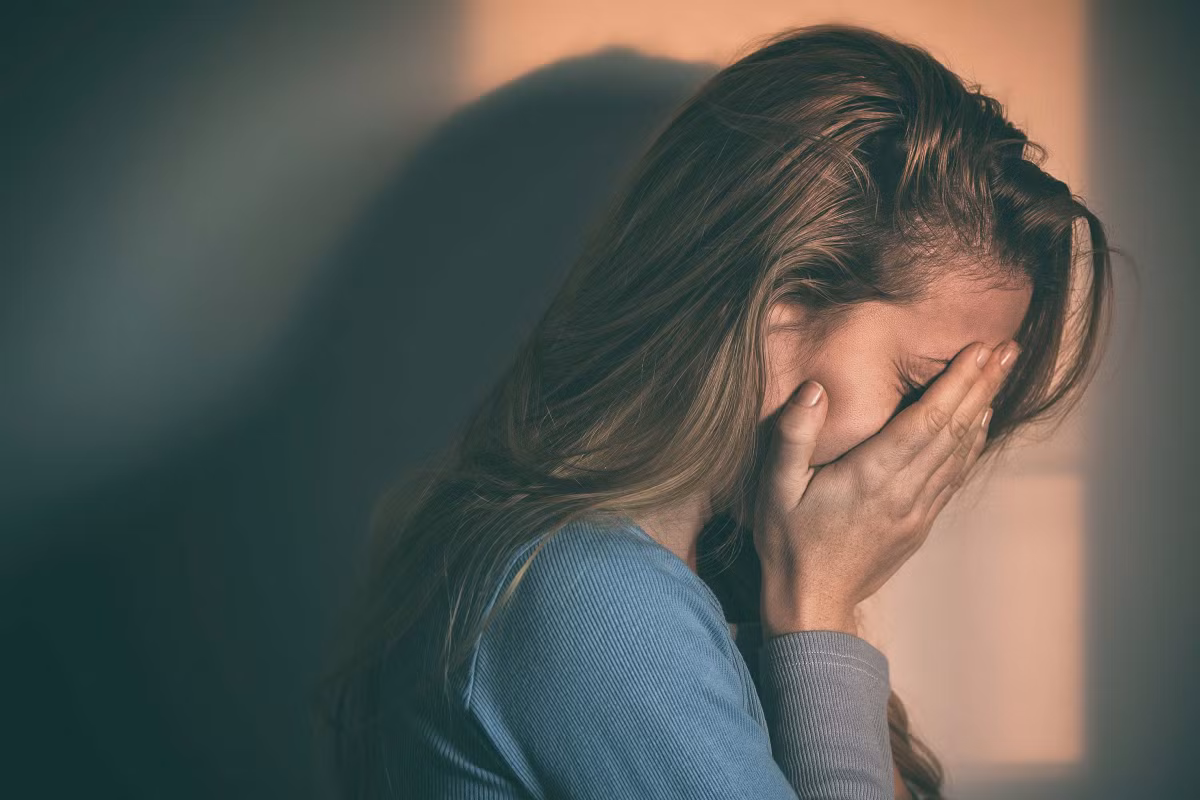 Thiếu hụt vitamin B12 ảnh hưởng tiêu cực đến việc sản xuất các hormone quan trọng như serotonin và dopamine. Thiếu hụt các hormone này gây ra trầm cảm.