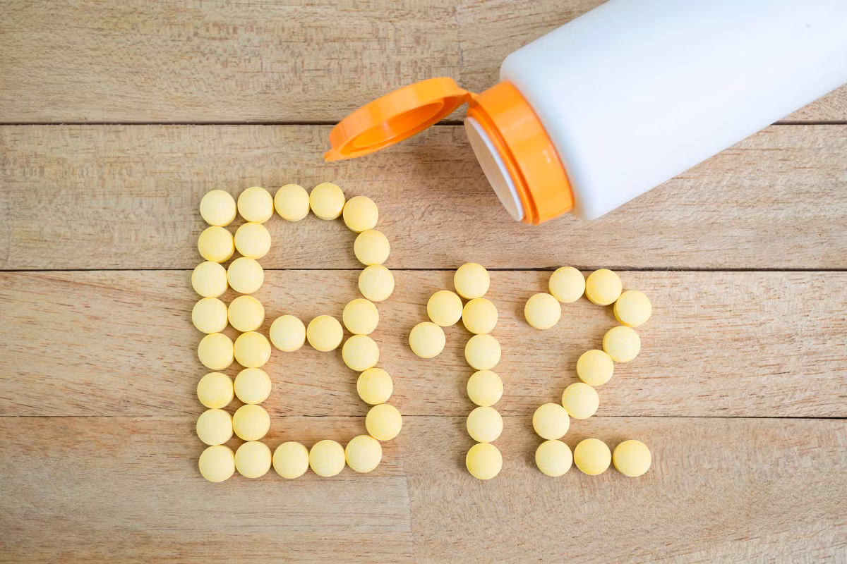 Vitamin B12 đặc biệt quan trọng trong việc sản xuất DNA, duy trì tế bào thần kinh và giúp tế bào khỏe mạnh. Dưới đây là một số dấu hiệu thiếu vitamin B12 bạn nên theo dõi.