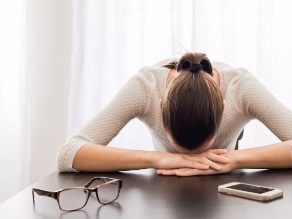  Khi mệt mỏi, bạn không nên uống nhiều cà phê trong một ngày vì điều này chỉ làm cho bạn cảm thấy kiệt sức hơn. Đồng thời, khi bạn uống cà phê, chất caffeine nằm ở dạ dày trong 5 giờ, sẽ ảnh hưởng giấc ngủ vào ban đêm.
