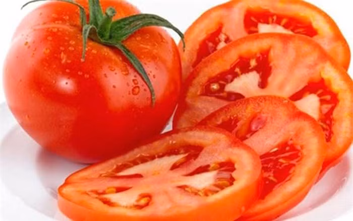 Dưỡng da bằng mặt nạ cà chua. Cắt lát mỏng cà chua theo chiều ngang và đắp trực tiếp lên da mặt, thư giãn trong 30 phút và rửa mặt lại bằng nước sạch. Ảnh: Internet.