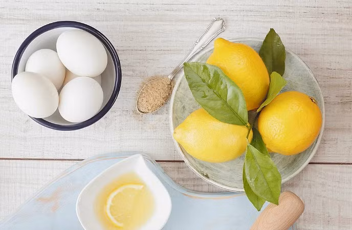 Trị sạch mụn đầu đen: Lấy 1 muỗng canh lòng trắng trứng và một thìa nước chanh đánh thành hỗn hợp. Bắt đầu thoa lên mặt và cổ. Rửa sạch bằng nước ấm sau 15-20 phút.