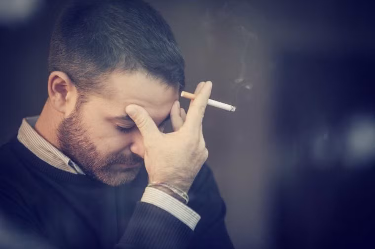 Hút thuốc lá: Các nghiên cứu đã chứng minh được rằng, những người hút thuốc lá có nguy cơ bị đau thắt lưng cao hơn gấp 2 lần so với những người chưa bao giờ hút thuốc.