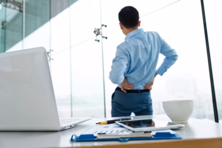 Ngủ không đúng tư thế: Ví dụ như ngủ nằm úp bụng hay khi ngủ đầu không thẳng với cổ , nó làm cho cột sống phải chịu thêm áp lực. Ảnh: RD, Internet.