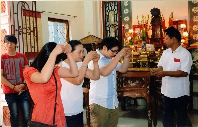 Thế hệ trẻ cùng tham gia nghi lễ.