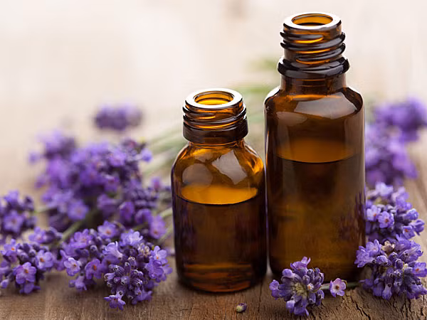 Mặt nạ đất sét trắng + mật ong + tinh dầu oải hương: Tạo một hỗn hợp ½ muỗng cà phê đất sét Bentonite, 2 muỗng cà phê mật ong và 2-3 giọt tinh dầu oải hương.