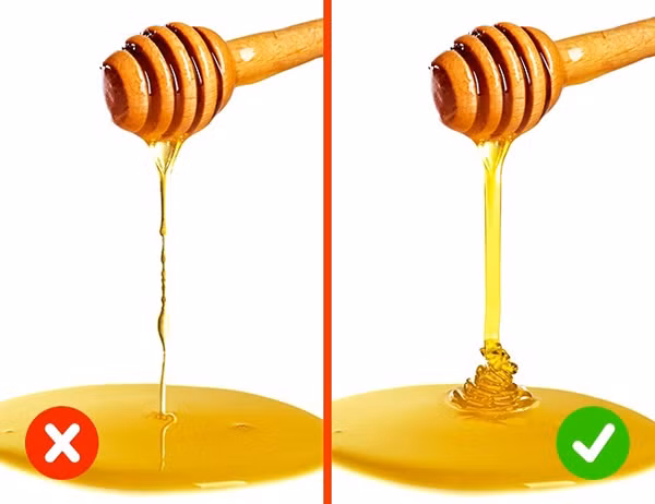 Để thử xem mật ong có nguyên chất không, bạn hãy rót một ít ra. Mật ong nguyên chất sẽ khá đặc, chảy chậm, tạo thành dòng. Còn mật ong giả sẽ chảy nhanh do không đặc.