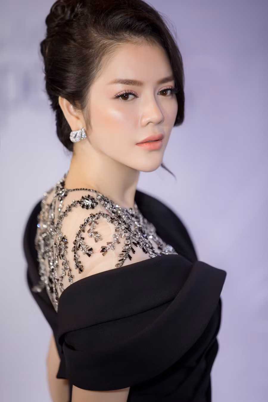 Hình ảnh Lý Nhã Kỳ trong bữa tiệc sinh nhật năm ngoái. Trang sức kim cương của các thương hiệu nổi tiếng thế giới luôn là phụ kiện hoàn hảo theo cùng Lý Nhã Kỳ trong mọi sự kiện lớn nhỏ.