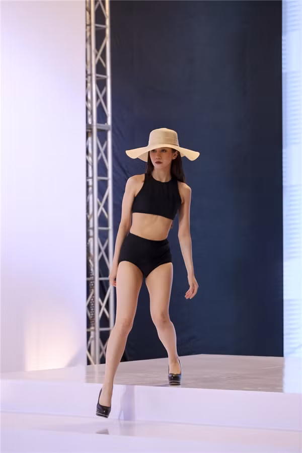 An Nguy thú nhận lần đầu đi giày cao gót khi đến với The Face 2016. Dáng đi hai chân hai hàng, loạng choạng của cô khiến fan như muốn "rớt tim" ra ngoài.
