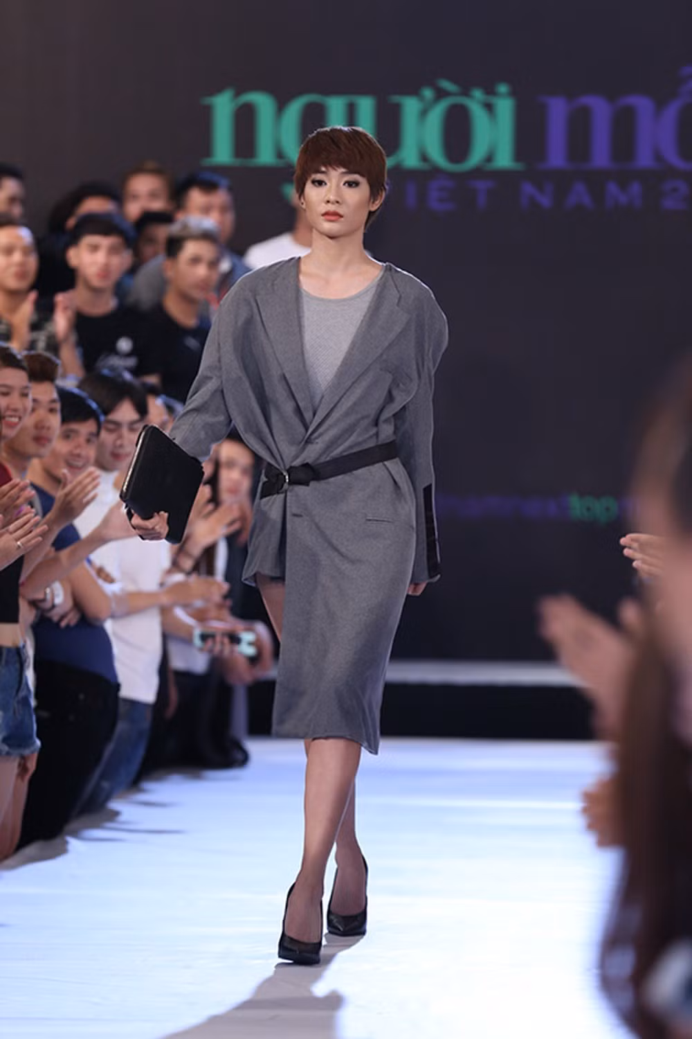 Tuy nhiên, nữ diễn viên trẻ thẳng thắn thừa nhận phần trình diễn tệ hại: “Do Nhã không chịu tập thói quen đi trên giày 15cm, chỉ toàn đi 12cm thôi và quá tự cao về bản thân nên dẫn đến thất bại. Ngày hôm đó về Nhã cảm thấy rất xấu hổ và bực bội”.