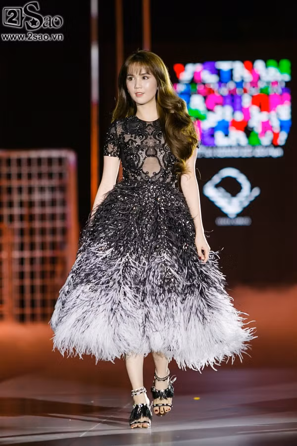 Mặc dù là người mẫu song Ngọc Trinh vẫn bị soi dáng catwalk thiếu chuyên nghiệp trong một số show.