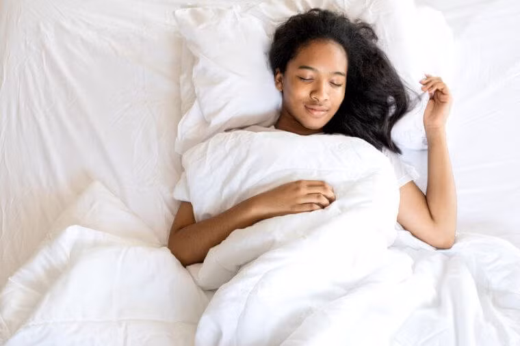 Ngủ đủ giấc từ 7-9 tiếng/ngày là cách để cơ thể tự chữa lành. Điều này có thể kéo dài thêm vài năm tuổi thọ của bạn.