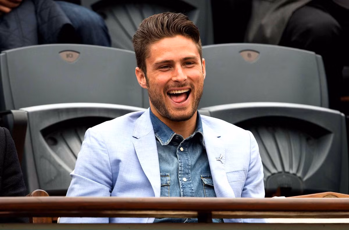Bí quyết cho sức hút mang tên Olivier Giroud là gu thời trang khá thú vị. Đi đôi với vẻ điển trai là một phong cách cũng lãng tử không kém.