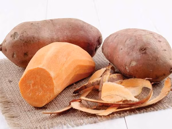 Khoai lang chứa nhiều biotin nhất trong các loại rau, ngoài ra, chúng còn có beta carotene – rất tốt cho quá trình cải thiện làn da và tóc khỏe mạnh.