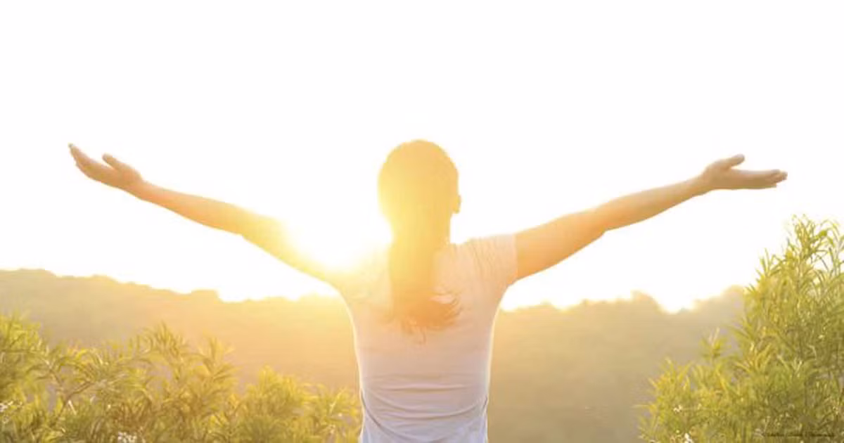 Thiếu vitamin D là một lý do chính khiến cho các tế bào ung thư phát triển và lan rộng. Do vậy, bạn cần bổ sung vitamin D bằng cách tiếp xúc với ánh sáng mặt trời trong vài phút mỗi ngày. Tuy nhiên, tránh phơi nắng quá lâu có thể gây ung thư da.