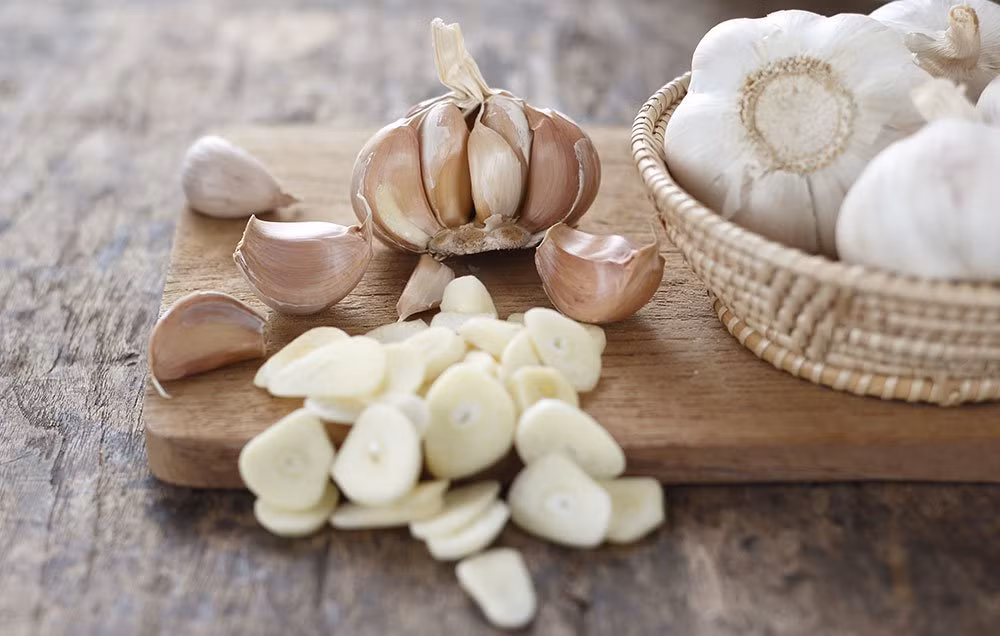 Trước tiên, hãy thực hiện một số thay đổi nhất định đối với chế độ ăn uống để ngăn ngừa ung thư. Chẳng hạn như ăn tỏi thường xuyên giúp thúc đẩy hệ thống miễn dịch bằng cách kích hoạt hệ thống phòng thủ tự nhiên của cơ thể chống ung thư.