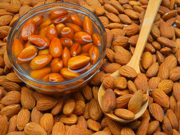  Ăn hạt hạnh nhân ngâm giúp tiêu hóa nhanh hơn và dễ dàng hơn. Khi hạt được ngâm trong nước, lớp vỏ ngoài được lấy đi, làm cho chúng dễ tiêu hóa và điều này cho phép bạn hấp thu được lượng dinh dưỡng tối đa.