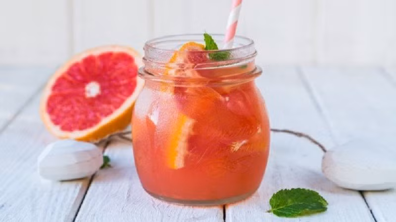 Nước bưởi có tác dụng giải độc gan và làm chậm quá trình phát triển các vấn đề liên quan đến gan. Nguyên liệu: 1 quả bưởi có tép đỏ (hồng) bỏ vỏ; thái lát theo chiều ngang; 1-1,5 lít nước lọc.