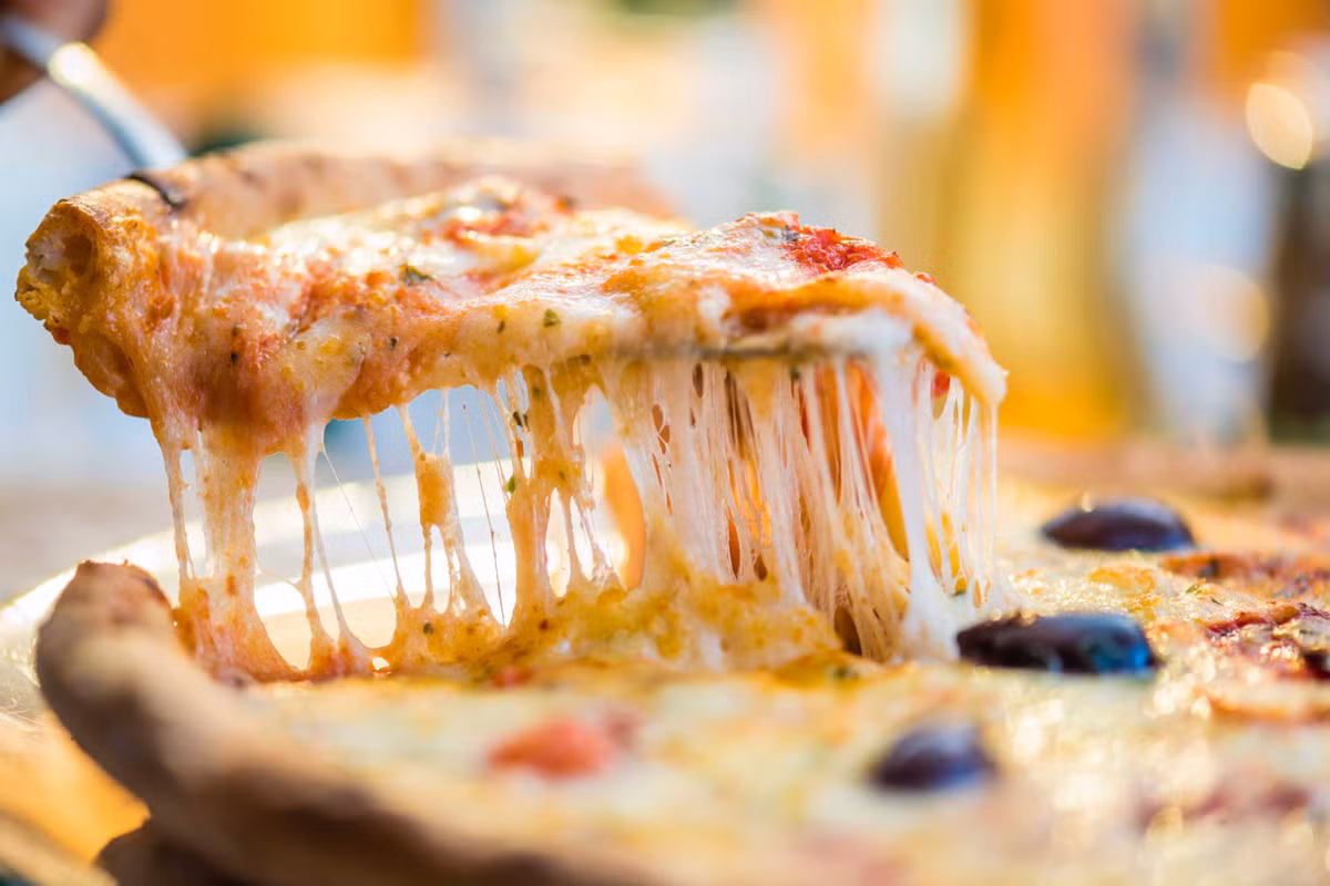 Pizza cũng là một trong những món ăn bạn nên hạn chế để giảm nguy cơ mắc bệnh tim mạch.