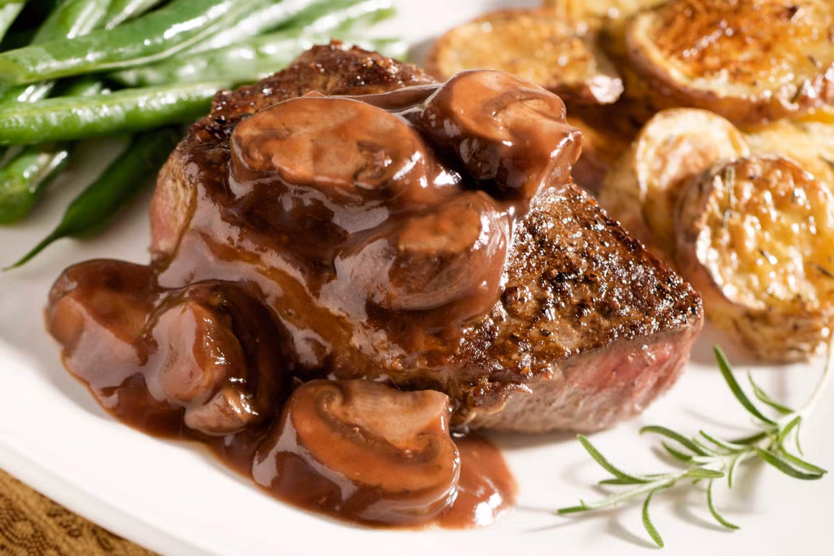 Thịt đỏ chứa đầy chất béo bão hòa, cholesterol và muối, không tốt cho tim. Bác sĩ tim mạch khuyên tất cả bệnh nhân nên hạn chế thịt đỏ, chỉ mỗi tháng ăn một lần.