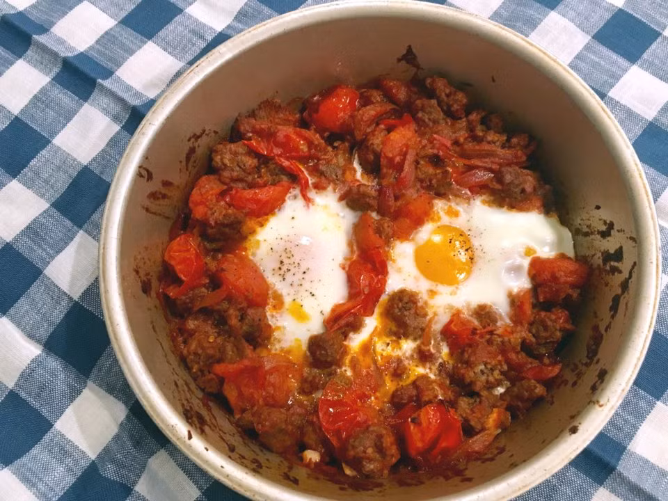 Israel: Shakshuka là cách người Israel nạp năng lượng cho ngày mới. Món ăn sáng truyền thống đầy màu sắc có trứng nướng trong sốt cà chua với gia vị như cayenne, thì là và ớt bột.