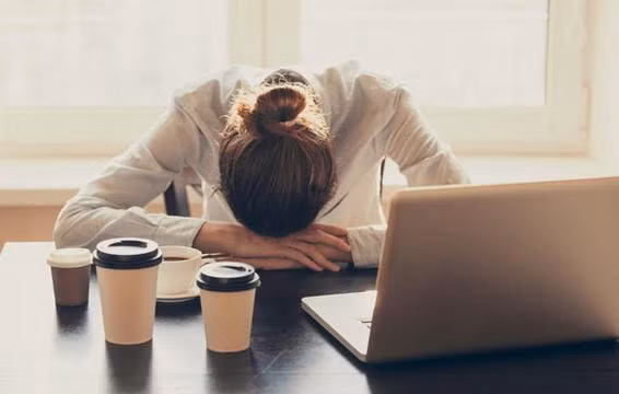 Đau, chuột rút xung quanh vùng bàng quang, xương chậu là triệu chứng rõ ràng nhất khi bị nhiễm trùng tiết niệu. Kèm theo đó là chứng căng cơ và cảm giác mệt mỏi. Ảnh: Internet.