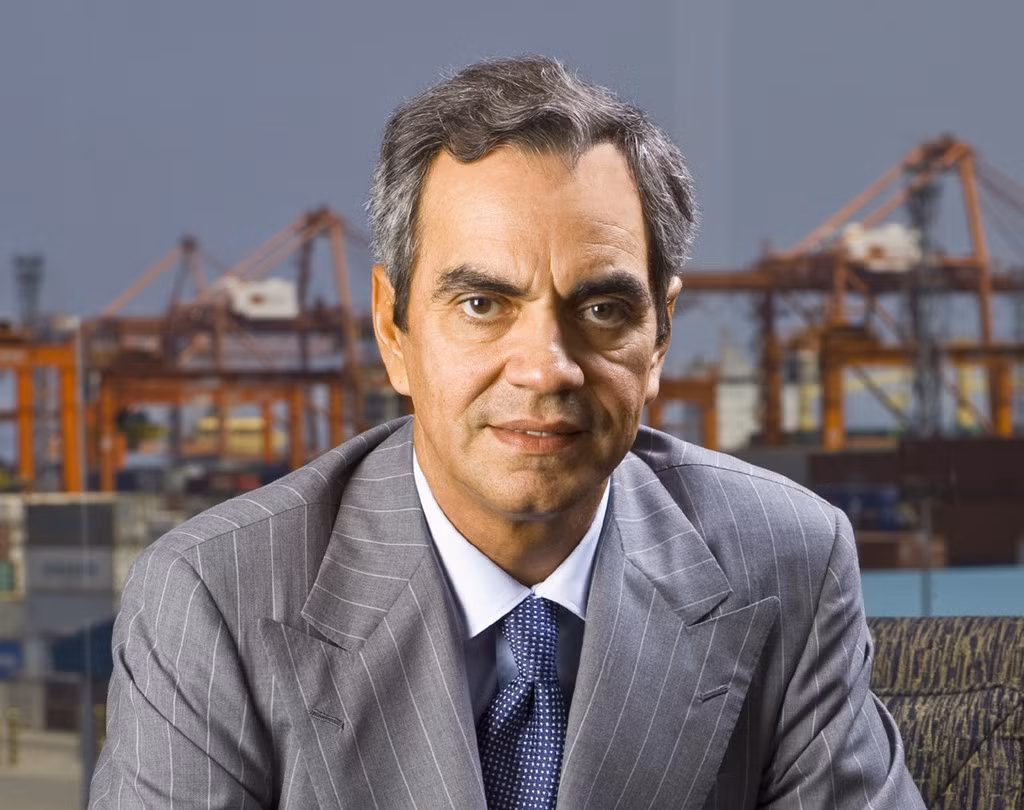 5. Ông Enrique Razon (58 tuổi - 3,9 tỷ USD) - Tỷ phú giàu có thứ năm Philippines và xếp hạng 404 thế giới, ông Enrique Razon là người đứng đầu các dịch vụ khai thác cảng container quốc tế tại nước này với doanh thu 1,1 tỷ USD. Doanh nghiệp do ông nắm giữ được xem là một gã khổng lồ toàn cầu khi có nhiều công ty con tại Đông Âu, châu Phi và châu Mỹ. Năm 1916, ông của Razon bắt đầu làm việc tại một cảng ở Manila. Sau Thế chiến II, chai ông đã xây dựng lại công việc kinh doanh, Razon là người tiếp nối và phát triển. Ngoài ra, ông còn sở hữu một khách sạn nổi tiếng trong nước. 