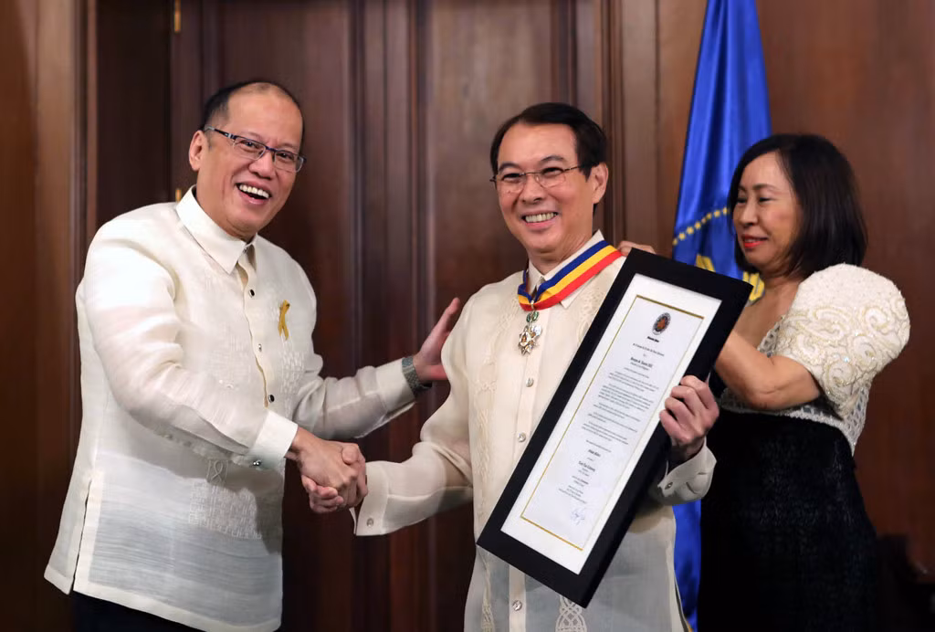 6. Ông Tony Tan Caktiong (65 tuổi - 3,85 tỷ USD) - Người sáng lập và Chủ tịch chuỗi nhà hàng châu Á phát triển nhanh nhất thế giới - Jollibee Food, ông Tony Tan Caktiong là người giàu có thứ sáu nước này. Năm 2016, thương hiệu của tỷ phú này được mở rộng sang nhiều nước, từ Brunei đến Mỹ. Có mặt tại nhiều quốc gia, Jollibee được tiếp nhận bởi am hiểu thị trường, điều chỉnh thực đơn cho phù hợp và giá cả phải chăng. Sau một khoản đầu tư năm 2017, Jollibee của ông hiện sở hữu 85% chuỗi bánh burger kẹp thịt của Mỹ - Smashburger.