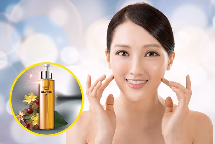 Một trong 10 bước dưỡng da kiểu Hàn Quốc là làm sạch da: Sử dụng dầu/nước tẩy trang, massage theo chuyển động vòng tròn để tẩy sạch lớp trang điểm và bụi bẩn trên gương mặt.