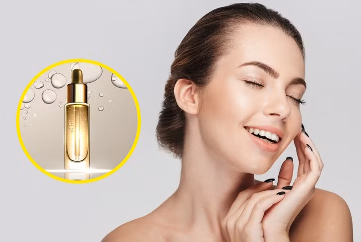 Thoa tinh chất nuôi dưỡng các tế bào da, làm cho nó vững chắc và đàn hồi hơn. Lấy tay vỗ nhẹ vào da sau khi bôi tinh chất.