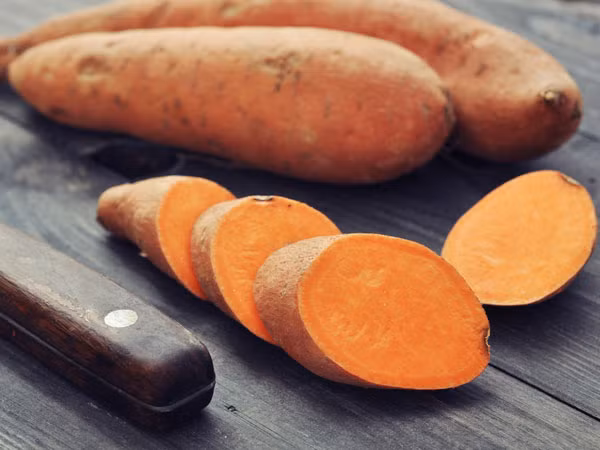 Khoai lang rất tốt cho việc cung cấp carbohydrate cần thiết sau khi luyện tập mệt. Khoai lang cũng giàu chất xơ giúp bạn no lâu hơn. Nguồn ảnh: Boldsky. 