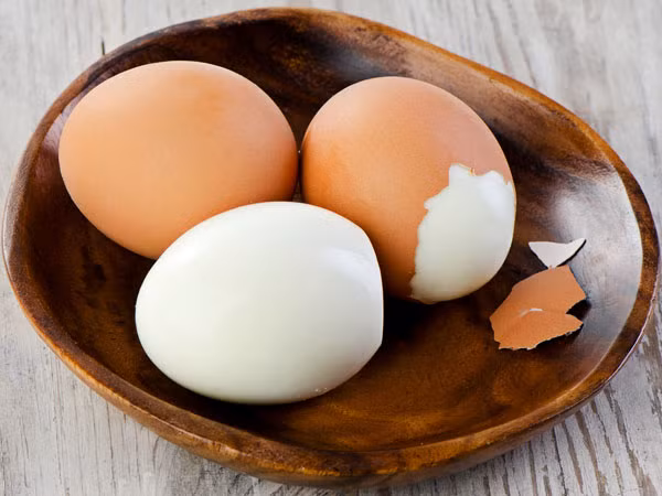 Trứng là một loại thực phẩm đa năng và có thể ăn vào bất kỳ thời điểm nào trong ngày. Protein trong trứng rất tốt cho quá trình tái tạo cơ bắp.
