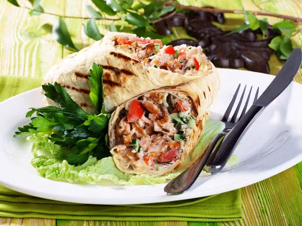 Làm bánh mì nguyên hạt, hay bánh sandwich gà hoặc bánh sandwich cá ngừ để ăn sau khi tập luyện. Cá ngừ có hàm lượng calo thấp nhưng có nhiều chất đạm và carbs trong khi rau xanh có nhiều chất dinh dưỡng giúp giảm viêm.
