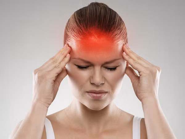Các chất chống viêm và giảm đau trong râu ngô giúp giảm đau đầu mãn tính. Uống trà râu ngô sẽ làm dịu căng thẳng, mệt mỏi, cải thiện tuần hoàn máu và giảm căng cứng cơ ở vai, cổ và hàm.