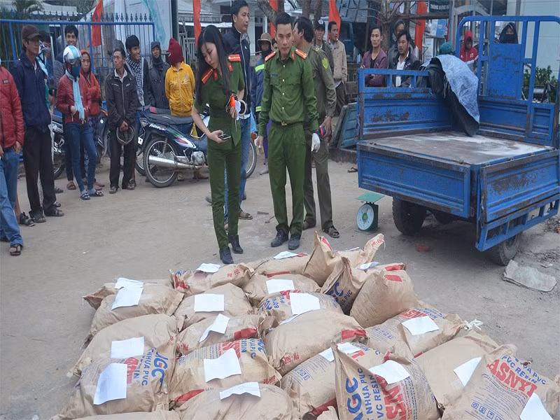 Tài xế đưa hối lộ cho cảnh sát không thành sau khi bị bắt chở xyanua. Ảnh CQĐT.
