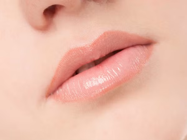 Nước hoa hồng làm mềm và hồng môi. Bôi nước hoa hồng lên môi hàng ngày sẽ làm cho môi bạn trông mềm mại và hồng tươi.