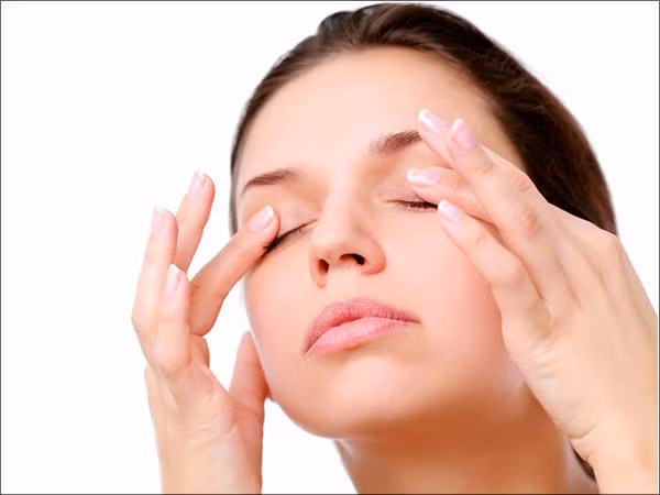 Nước hoa hồng giúp giảm bọng mắt. Nhúng một miếng bông vào nước hoa hồng ướp lạnh và dùng nó khắp vùng da nhạy cảm của mắt.