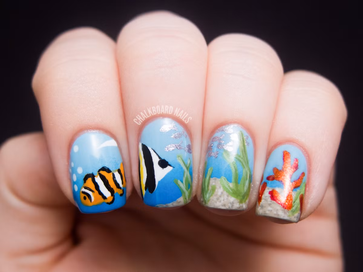Những cô nàng móng tay ngắn cũng có rất nhiều lựa chọn như vẽ nail hình cá biển, san hô...