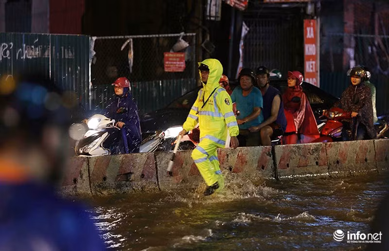 Ha Noi: Mua lon gio tan tam, nhieu tuyen pho ngap ung, giao thong un tac-Hinh-2