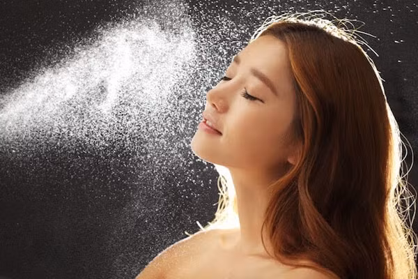 Xịt khoáng luôn là sản phẩm không thể thiếu cho các bước chăm sóc da của phái đẹp, nhất là mùa nắng nóng. Hãy luôn mang theo một chai xịt khoáng mini trong túi để cung cấp nước và dưỡng chất cho da.