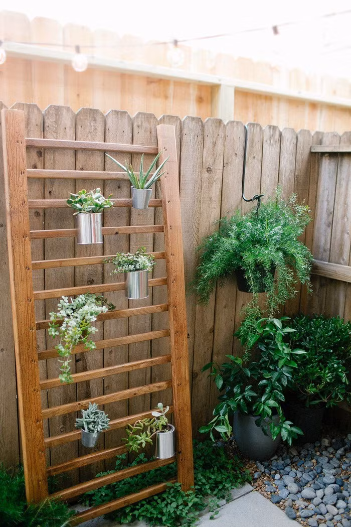 Chỉ mất chút thời gian, bạn đã tạo nên một chiếc giá treo tiện lợi để có thể trồng thêm những loại cây nhỏ để trang trí khu vườn. 