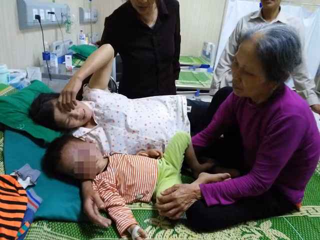 Sau nhiều ngày được người thân chăm sóc, bé Hiếu vẫn chưa hết cơn hoảng loạn. Ảnh: H.LONG.