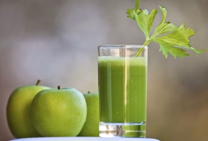 Nước ép táo cũng có rất nhiều công dụng làm đẹp khác nhau, trong đó có việc làm sáng da. Hòa nước ép táo với gel nha đam, bạn sẽ có ngay loại mặt nạ trắng da.